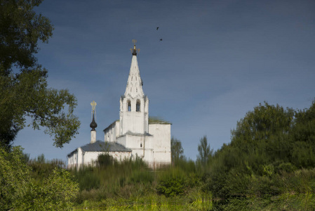 苏兹达尔 Kamenka 河教堂的倒影