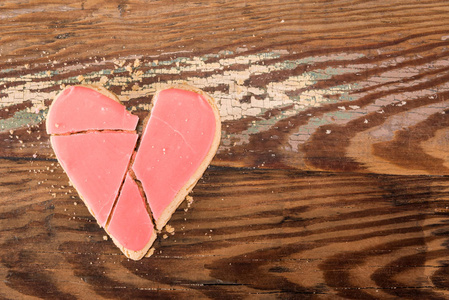 底纹背景磨砂碎心饼干与木桌复制空间照片