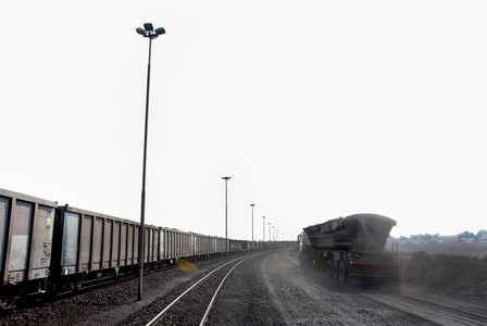 铁路壁板旁的一堆加工煤, 等待被送上火车运往沿海港口