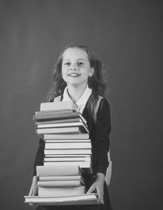 女生的笑脸持有大堆的书