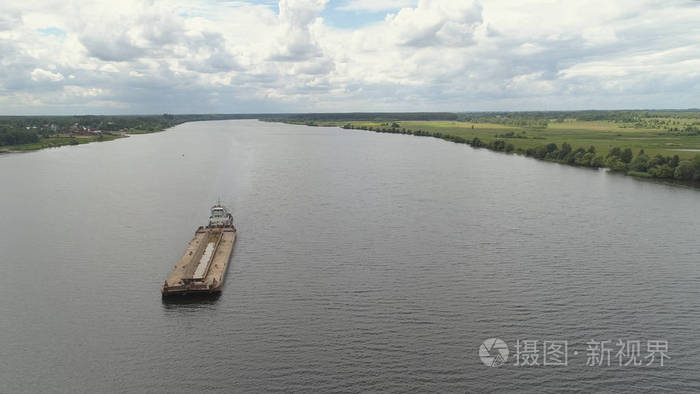 在伏尔加河上驳船