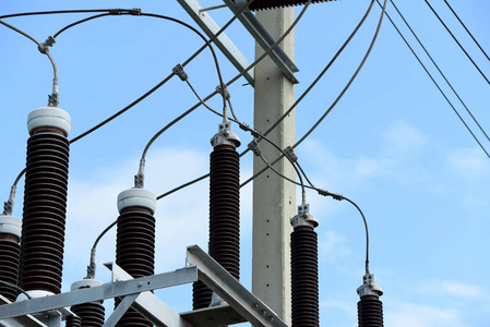 高压输电线路. 具有天空背景图像的高压极输电系统。高电压塔在蓝天背景下