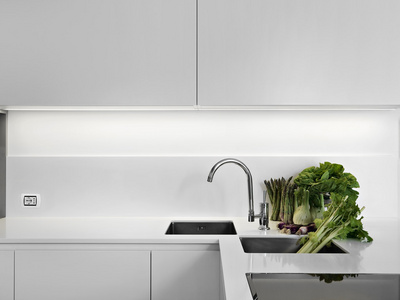 在里的白色层压板台面上蔬菜照片