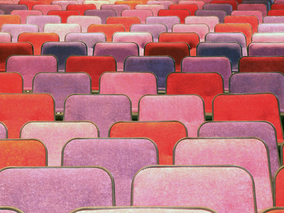 红色的电影院或剧院空座位