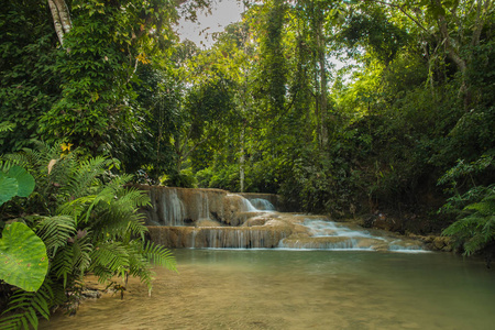 壮观的瀑布在雨林, Maekae 瀑布, 泰国