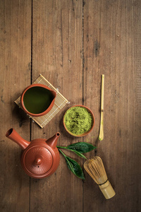 日本旳配件和绿茶在碗的顶部视图