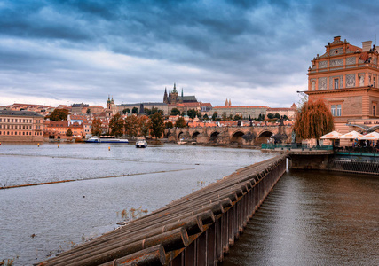 在查尔斯桥和布拉格城堡的黑暗喜怒无常的天空。布拉格, 捷克共和国