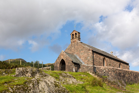 巴特米尔湖村的老石教堂