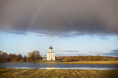 Nerl 的代祷教会。俄罗斯弗拉基米尔地区。彩虹泉景