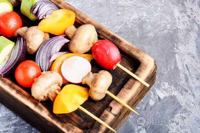 纯素食的蔬菜串在一个切割板上烧烤蔬菜