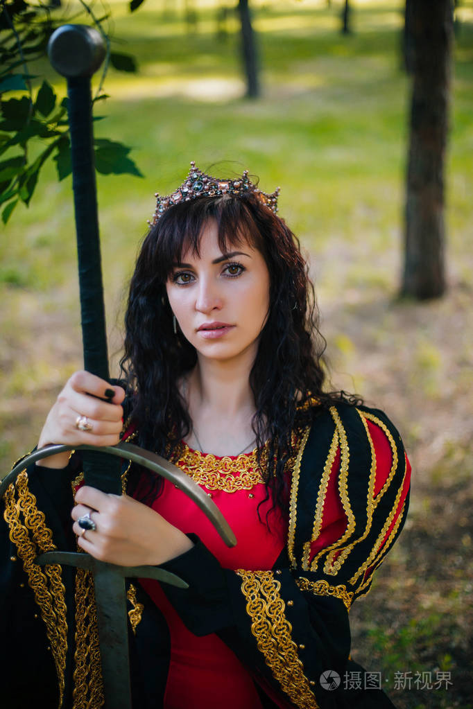 幻想.中世纪黑色和红色礼服与金刺绣