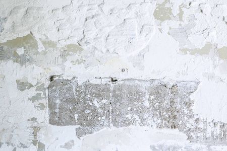 纹理粗糙的白色墙壁石膏, 后取出瓷砖。墙必须用石膏修补。