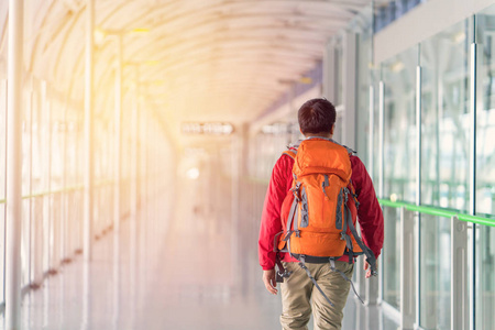 背包年轻人图片