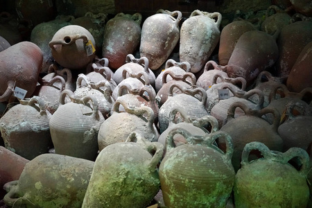 伊拉克利翁, 希腊大约 2018年5月 Amphoras 在博物馆在老堡垒