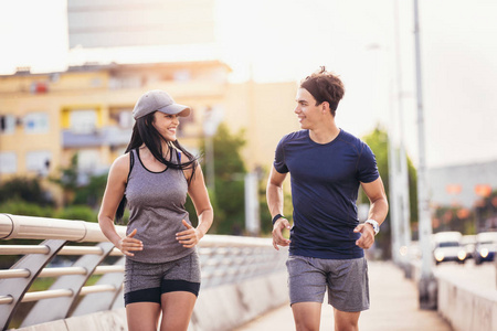 幸福的情侣在桥上奔跑。健康的生活方式