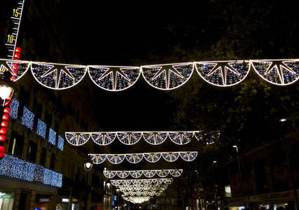 巴塞罗那城街道上的圣诞灯