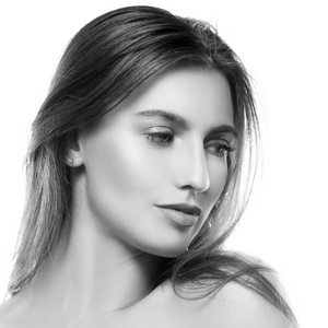 白色背景下自然化妆的年轻女性肖像