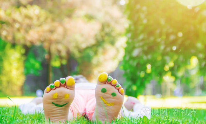 在春天公园户外玩耍的孩子.选择性聚焦