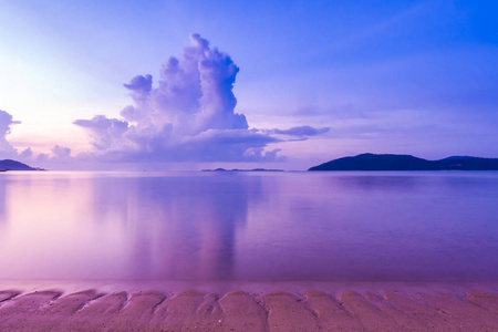 美丽的户外景观与热带海滩和海在日出时间为假日旅行和假期