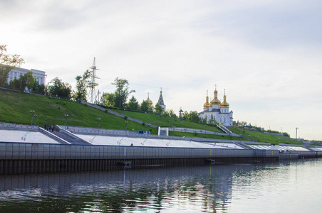 Tura 河堤防在秋明州, 俄国。圣洁三位一体修道院