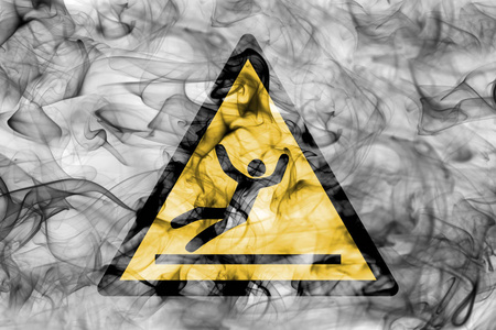 滑动危险警告烟雾标志。三角警告危险标志, 烟雾背景