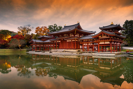 Byodo 的凤凰厅, 阳光和秋天的树叶颜色黄昏与黄昏的天空, Uji, 京都, 日本