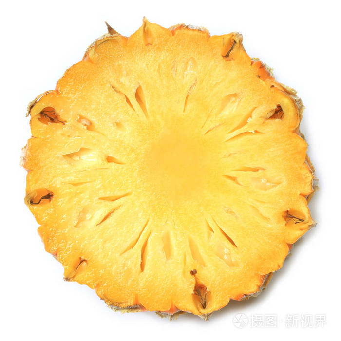 在白色背景上的新鲜菠萝片