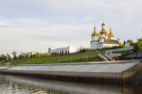 Tura 河堤防在秋明州, 俄国。圣洁三位一体修道院