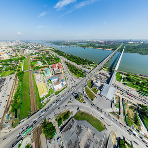 与空中城市景观 十字路口 道路 房屋建筑。直升机拍摄。全景图像