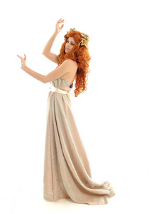 全长肖像漂亮的红头发女士穿着梦幻长袍, 站在白色背景姿势