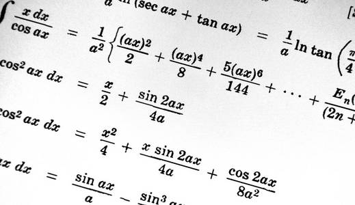 白色背景上的大量数学公式