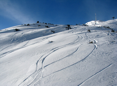 在一座山的滑雪道