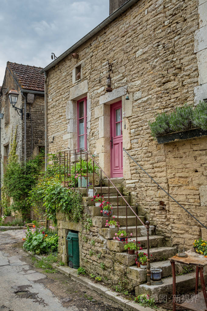 法国勃艮第 serein noyers 的楼梯和花盆石屋