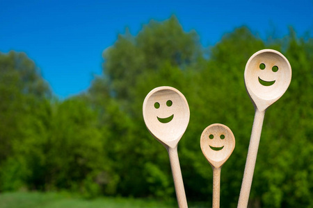木匙看起来像幸福的家庭。笑脸