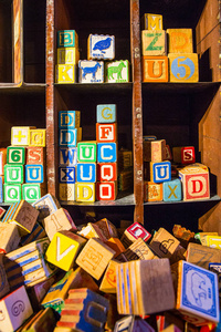 彩色儿童字母木块玩具货架和桩