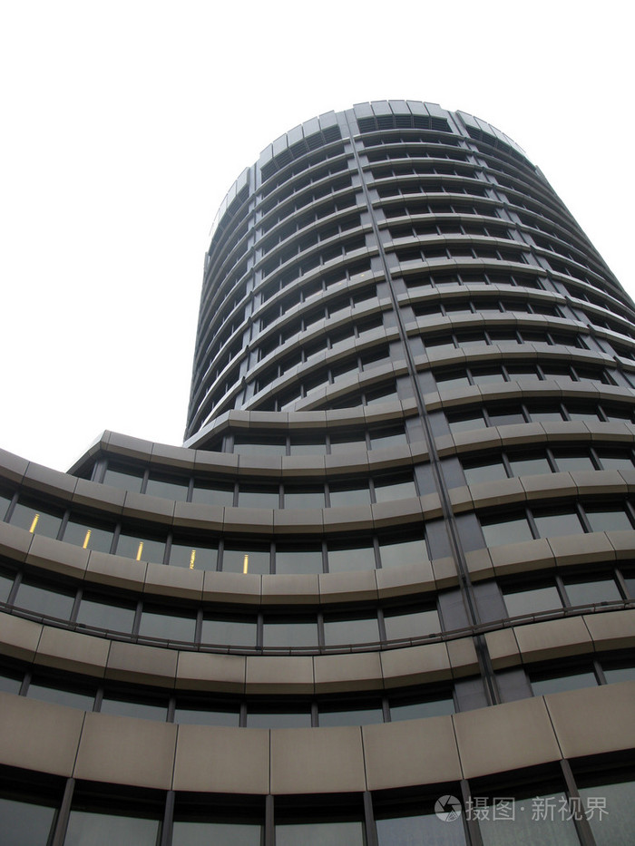 白色背景建筑的现代酒店的看法