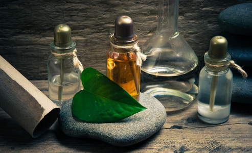 个 小瓶的香水油的香味实验室 相似素材图片