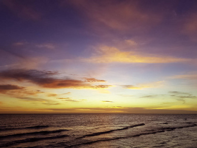 在古巴海滩上的水上戏剧性的日落