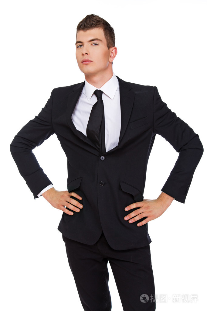 一位穿黑西装的商人