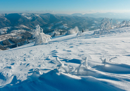 早晨，冬天，平静的山景，美丽的霜冻