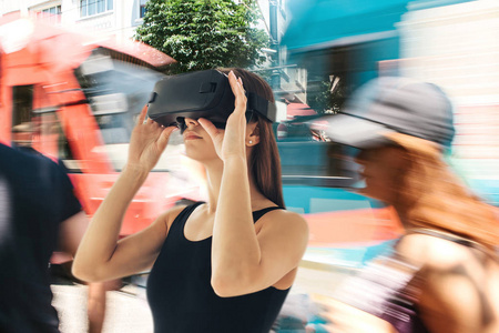 有虚拟现实眼镜或虚拟游客或旅行者的年轻女孩。虚拟旅游或旅游的概念。当前和未来的技术