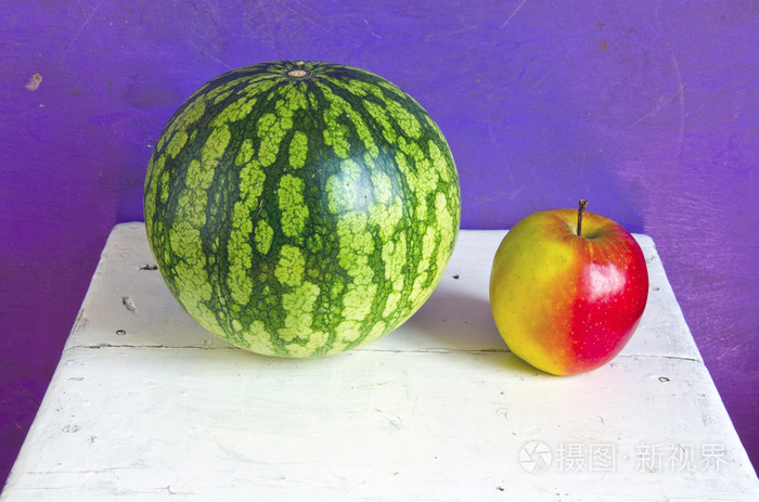 西瓜和苹果在座位上