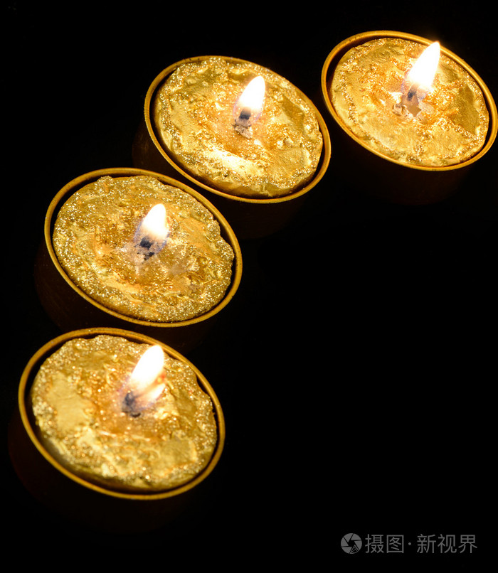 黑色背景上的金色蜡烛