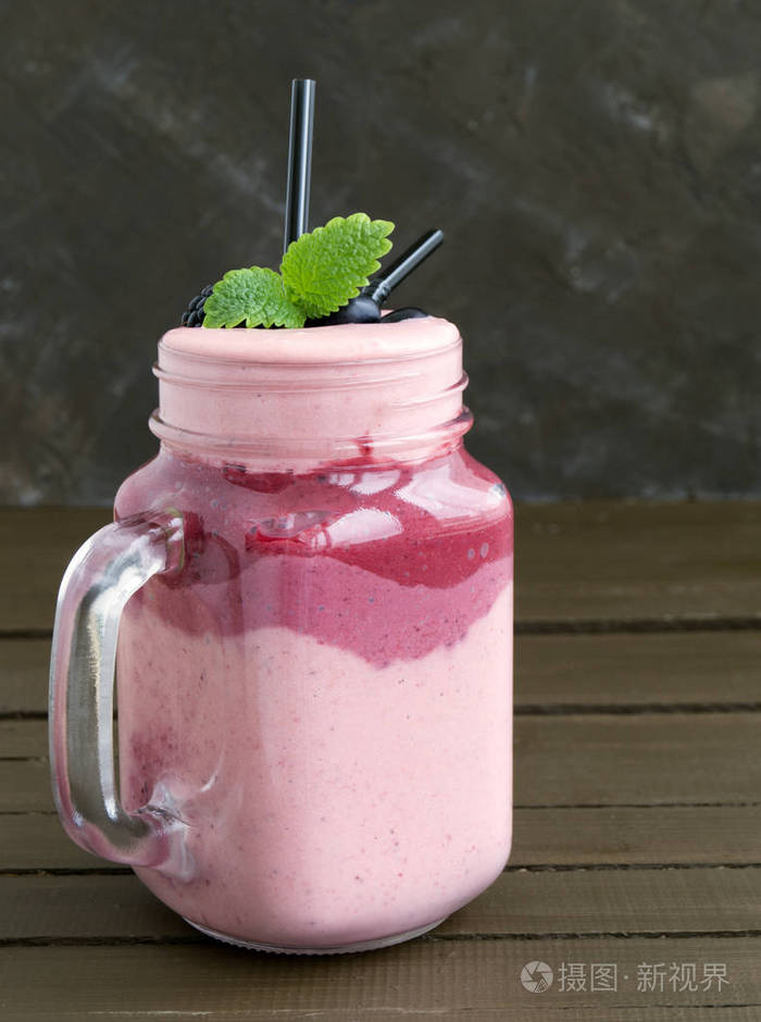 牛奶在木制的罐子里摇动