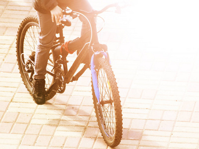 骑自行车的道路上。体育和积极的生活理念在夏季时间