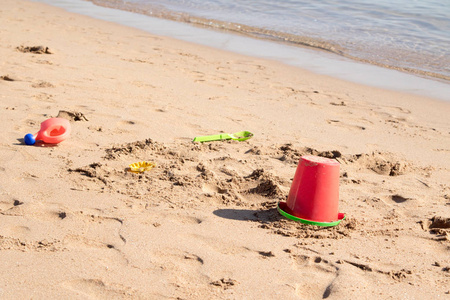 海边沙滩上的婴儿桶