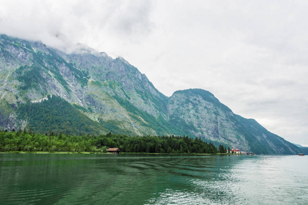 Alpsee 是德国巴伐利亚的一个湖泊。它位于贝希特斯加登 Konigssee 附近