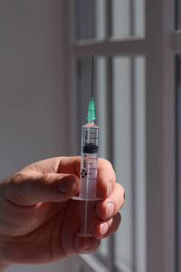 医生持有全 syringefor 注射药物或疫苗
