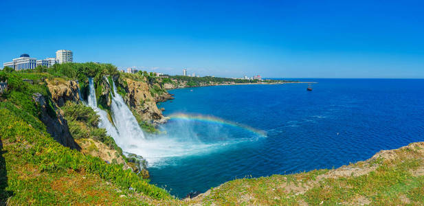 以令人印象深刻的低 Duden 瀑布为视角, 在海水中坠落, 在浪花中创造出明亮的彩虹, 土耳其