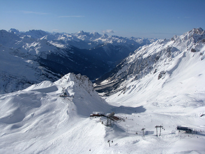 在阿尔卑斯山的滑雪斜坡